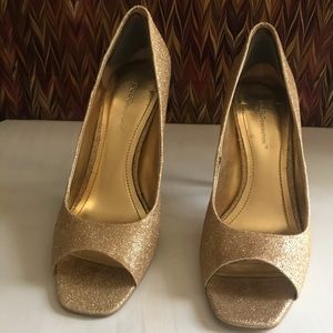 Open-toed pumps